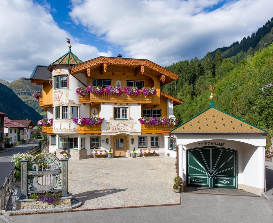 Ferienschloessl Harmonie Hotel Holzgau Exterior photo