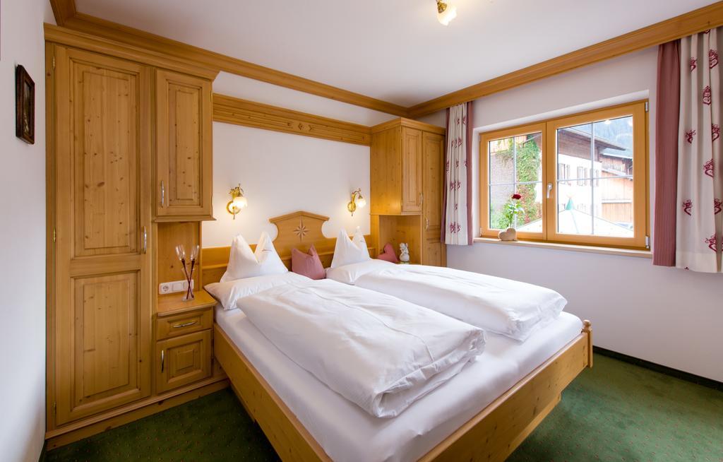 Ferienschloessl Harmonie Hotel Holzgau Exterior photo