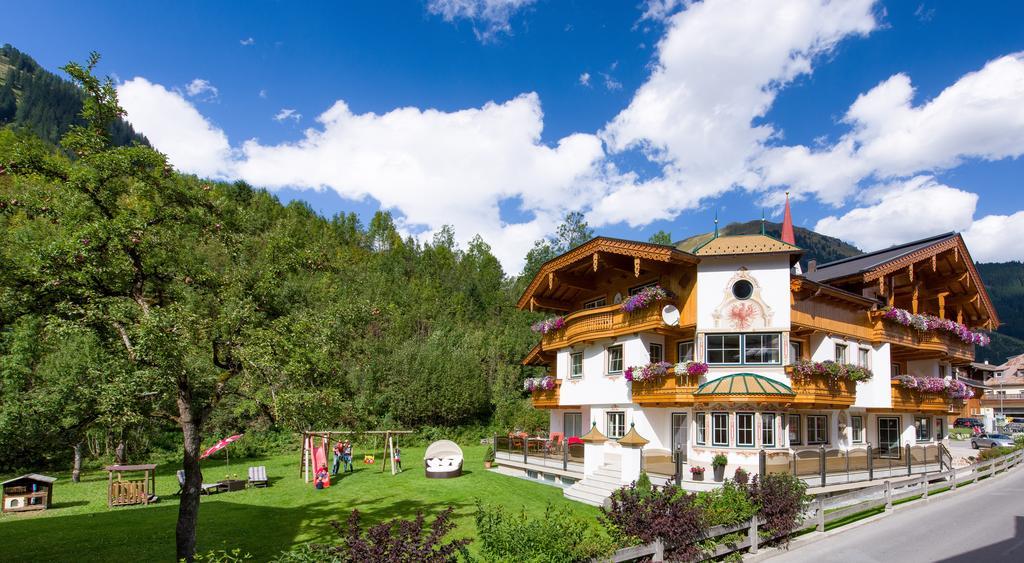 Ferienschloessl Harmonie Hotel Holzgau Exterior photo